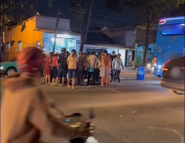 Hiện trường vụ tai nạn giữa xe mô tô với xe khách khiến nam thanh niên tử vong. Ảnh: Bạn đọc cung cấp