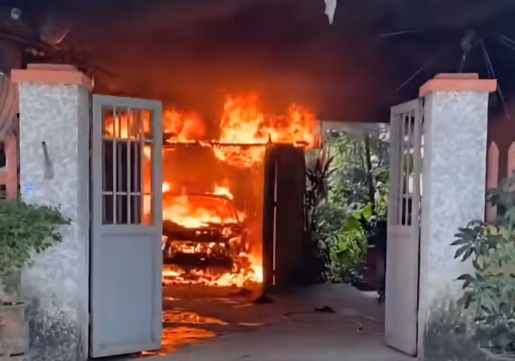 Hiện trường vụ hỏa hoạn đã thiêu rụi chiếc ôtô và nhiều tài sản khác của một gia đình tại Ninh Bình. Ảnh: Diệu Anh