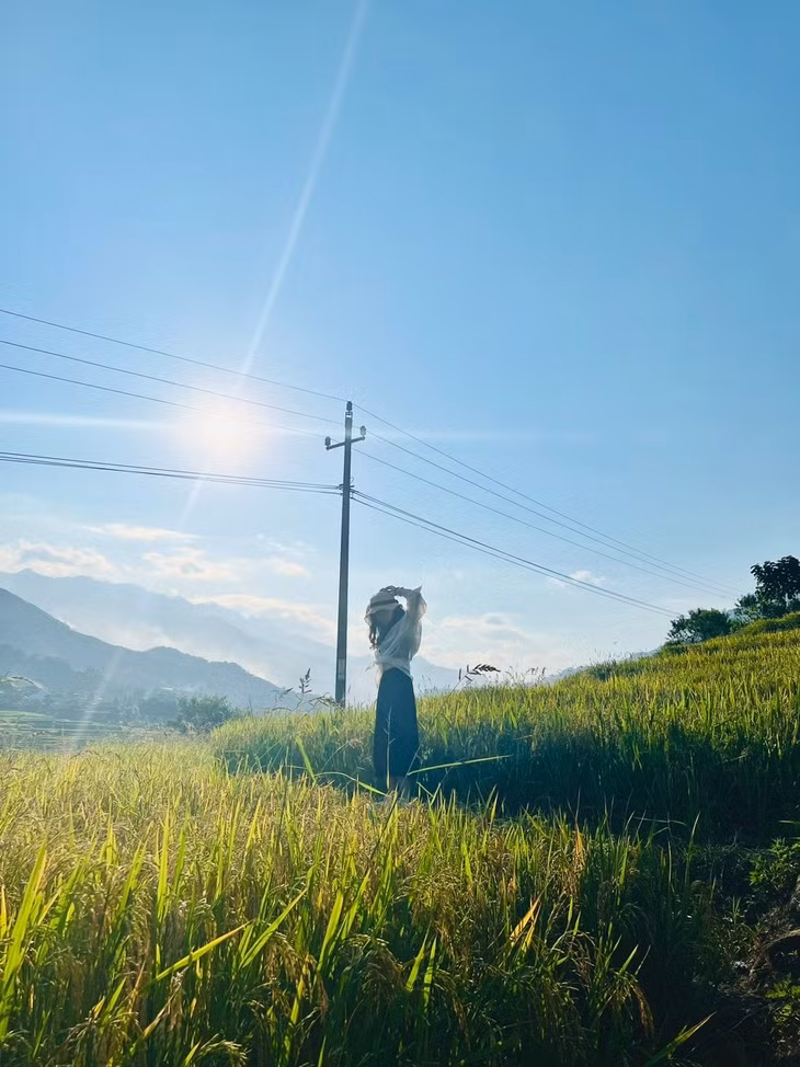 Phương Linh (Hà Nội) có dịp ghé thăm bản Tả Van - Lao Chải mùa lúa chín chia sẻ: “Mình thoải mái dạo chơi trong bản, ghé thăm nhiều địa điểm nổi tiếng như bãi đá cổ, cầu treo Tả Van...”.