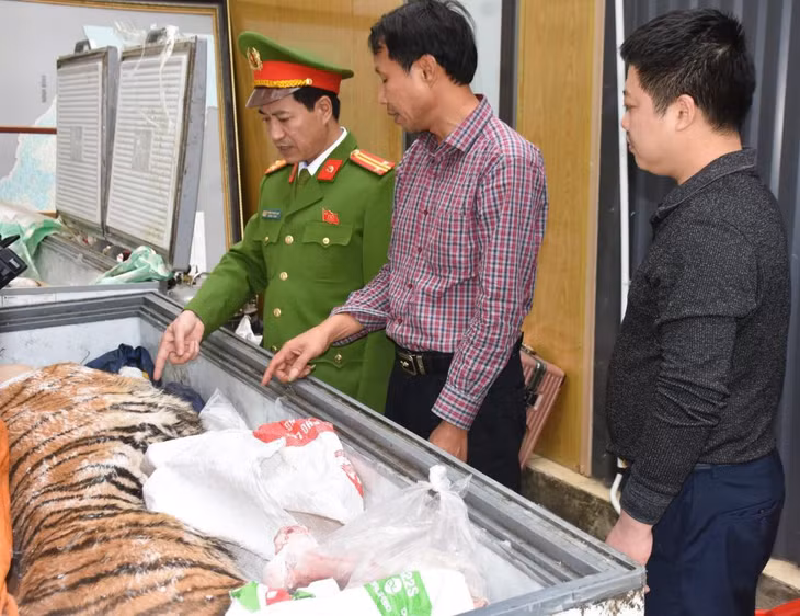 Đối tượng Hoàng Đình Đạt (người mặc áo kẻ sọc màu đỏ). Ảnh: Công an Thanh Hóa