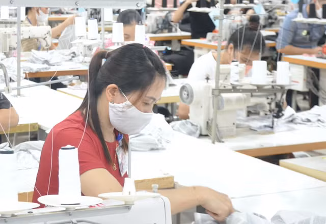 Người lao động mong tăng lương tối thiểu vùng năm 2025 để đảm bảo cuộc sống. Ảnh minh họa: Bảo Hân