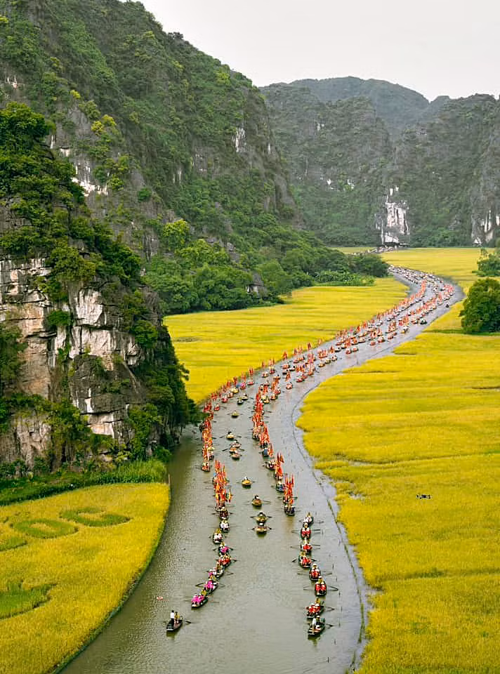 Những ngày đầu tháng 6 này, Tam Cốc đang diễn ra Tuần Du lịch tỉnh Ninh Bình năm 2024 với chủ đề “Sắc vàng Tam Cốc – Tràng An“. Đúng thời điểm Giang đến lễ tế thần nông diễn ra trên sông Ngô Đồng. Không chỉ hòa mình vào dòng người đi hội, ngắm nhìn Tam Cốc mùa vàng mà anh bạn còn check-in trên Đỉnh Mây, Khe Giời - một trong những địa điểm có tầm nhìn đẹp nhất.