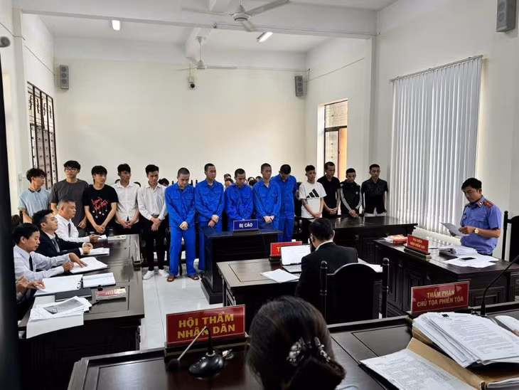 Các thanh niên nhận án phạt vì gây rối công cộng. Ảnh: Lam Hồng