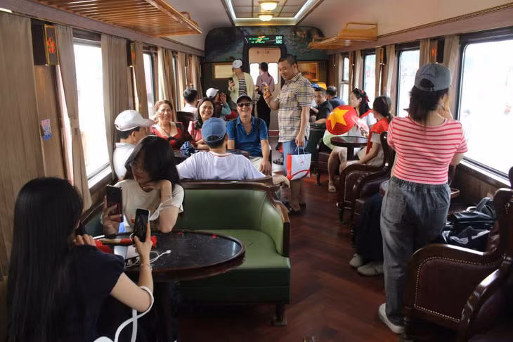 Người dân hào hứng tham quan toa tàu Hoa phượng đỏ với chất lượng 5 sao, đầy đủ tiện nghi hiện đại. Ảnh: Lê Tuyến