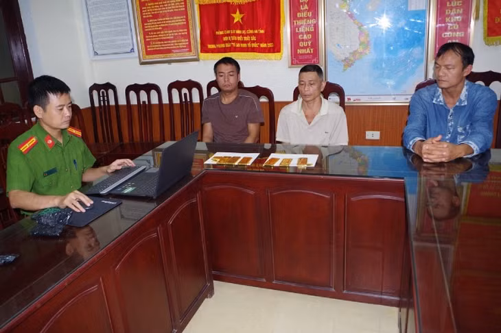 Cơ quan Công an lấy lời khai các đối tượng có hành vi buôn lậu vàng. Ảnh: Công an tỉnh Hà Nam