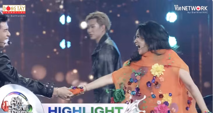NSND Thanh Lam đã có màn nhảy ngẫu hứng cùng HIEUTHUHAI tại sân khấu “Oursong Vietnam“. Ảnh: Chụp màn hình.