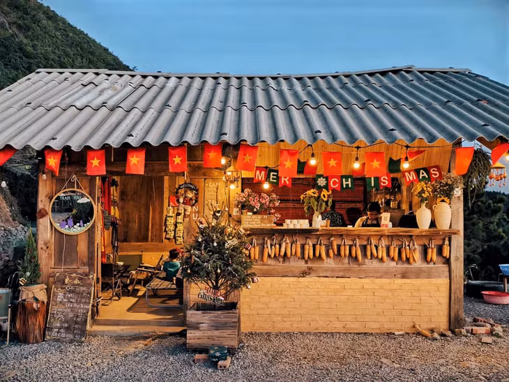 Khe Cải có nhiều quán cà phê, homestay. Du khách sẽ dễ dàng tìm thấy vị trí chính xác trên Google Maps những cái tên như Trạm Mây Khe Cải, ngaynaodo.cafe, Nhà Mer homestay Tà Xùa, Đom Đóm homestay, Tà Xùa Ecogarden...