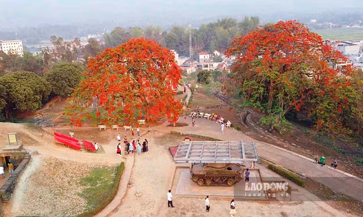 Tháng 5, hàng vạn người dân và du khách thập phương hội tụ về Điện Biên Phủ - mảnh đất in dấu son lịch sử về chiến thắng "Lừng lẫy năm châu, chấn động địa cầu". 70 năm về trước, Đồi A1 là cứ điểm cuối cùng của quân đội Pháp chìm trong lửa đạn. Quân đội Việt Nam hoàn toàn làm chủ chiến trường. Ảnh: Văn Thành Chương