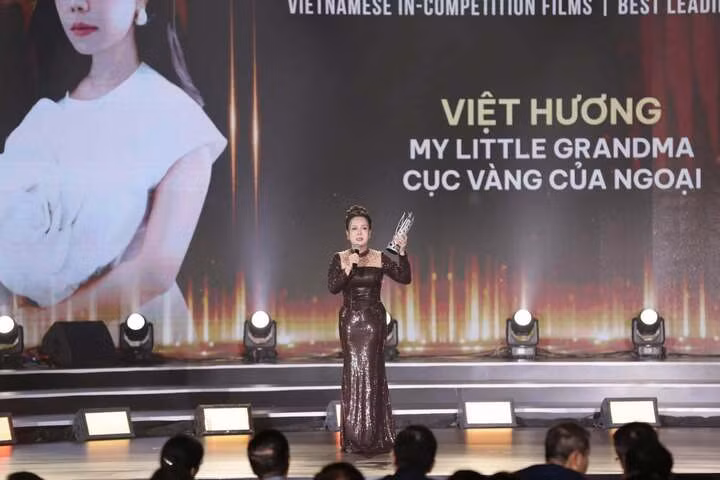 Việt Hương xúc động khi nhận giải “Nữ diễn viên chính xuất sắc nhất”.