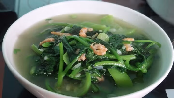 Món canh mông tơi là món canh dễ ăn, đưa cơm nhất trong ngày hè.