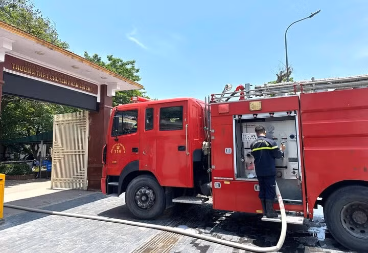 Cảnh sát PCCC được huy động đến để dập lửa