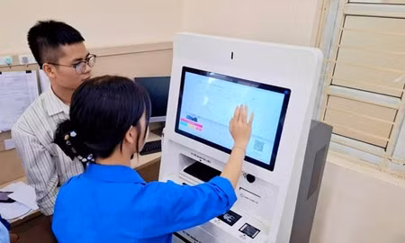 Đội hình Sinh viên tình nguyện Trường Đại học Hạ Long dọn dẹp vệ sinh môi trường khu vực sông biên giới tại xã Hoành Mô.