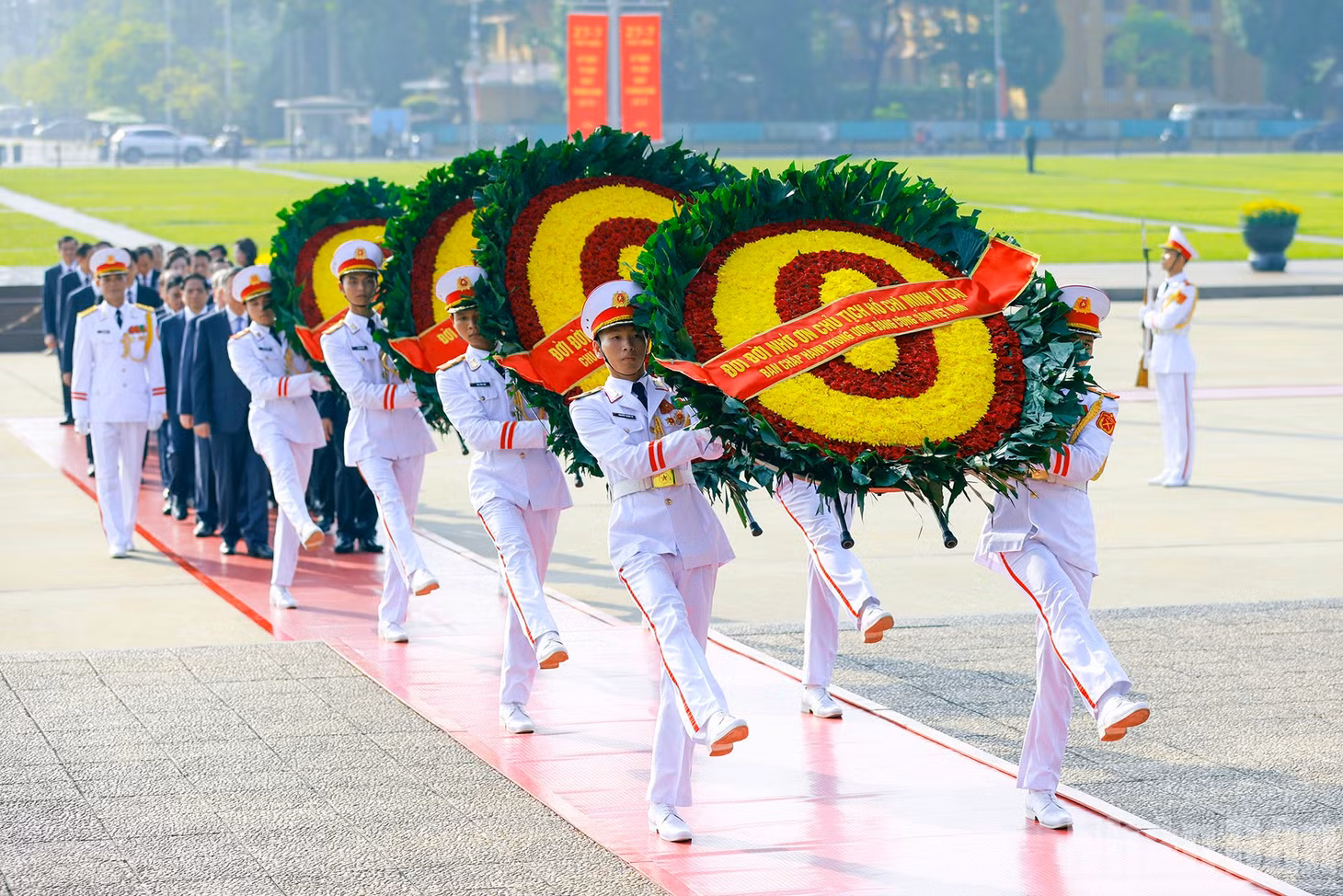 Đoàn đại biểu Ban Chấp hành Trung ương Đảng, Chủ tịch nước, Quốc hội, Chính phủ đặt vòng hoa và vào Lăng viếng Chủ tịch Hồ Chí Minh.