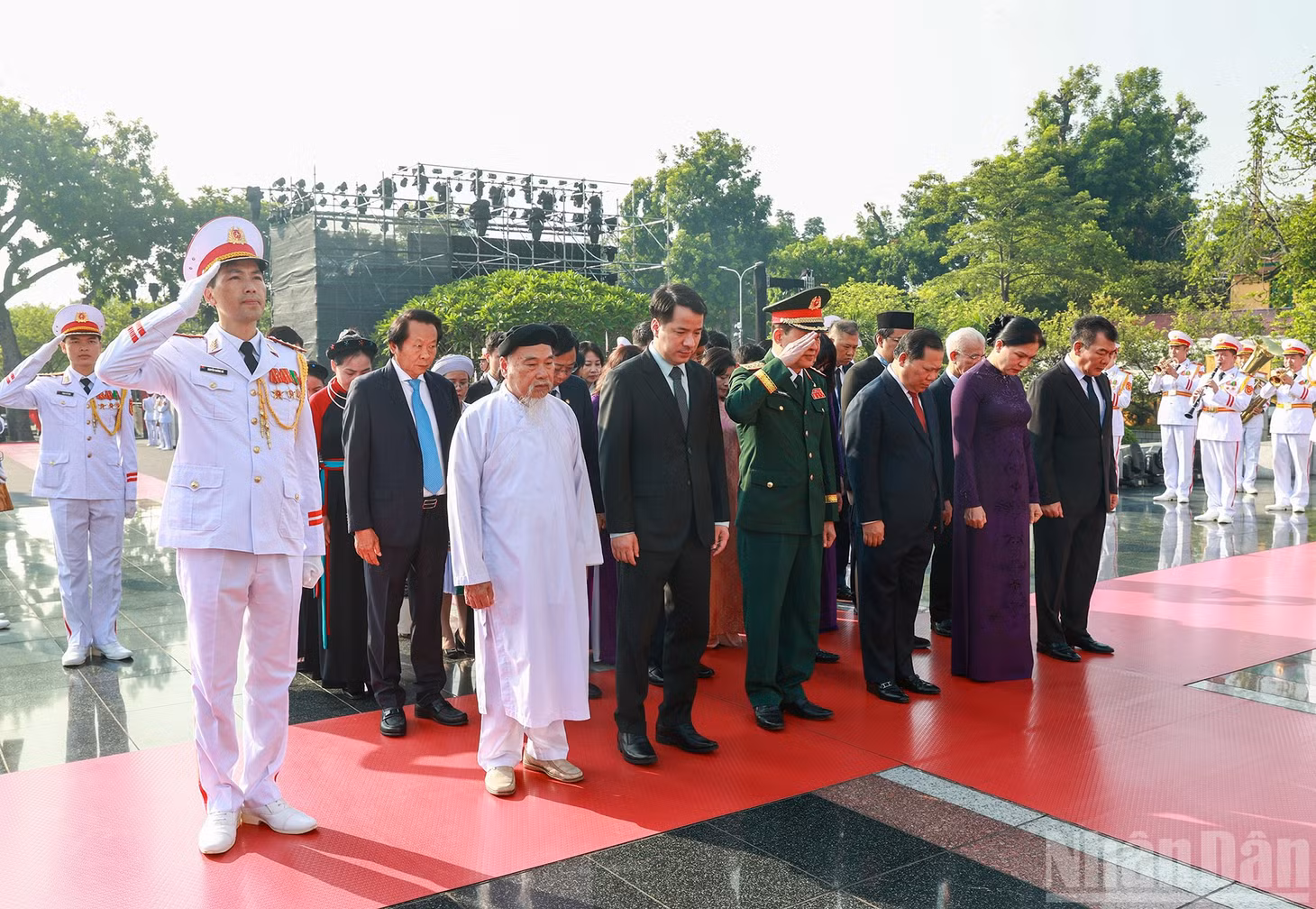 Đoàn đại biểu Ủy ban Trung ương Mặt trận Tổ quốc Việt Nam tưởng niệm các Anh hùng liệt sĩ.