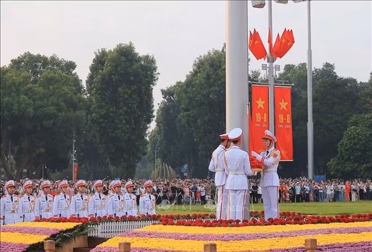 Đội tiêu binh thực hiện nghi lễ thượng cờ ngày Quốc khánh 2/9/2024