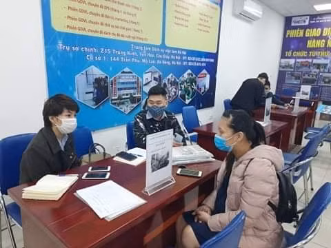 Trao đổi thông tin về việc làm. Ảnh minh họa: XM