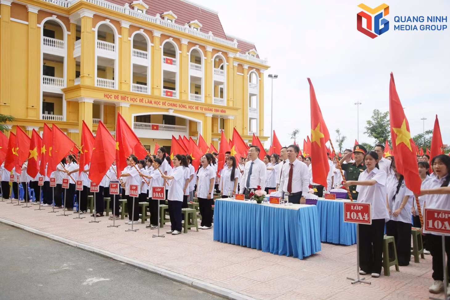 Các đại biểu cùng thầy và trò nhà trường thực hiện nghi lễ chào cờ...