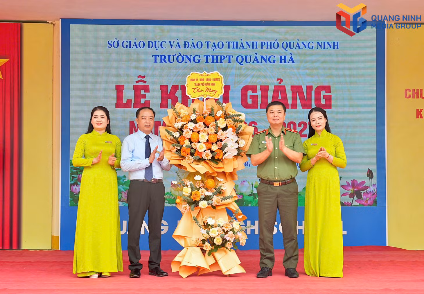 Thiếu tướng Nguyễn Tiến Trung, Ủy viên Ban Thường vụ Thành ủy, Bí thư Đảng ủy, Giám đốc Công an thành phố Quảng Ninh tặng hoa chúc mừng nhà trường.