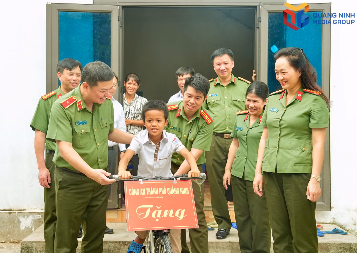 Thiếu tướng Nguyễn Tiến Trung cùng đoàn công tác đến thăm các gia đình có trẻ em đang được Công an xã Quảng Hà nhận đỡ đầu theo Chương trình “Mẹ đỡ đầu”.