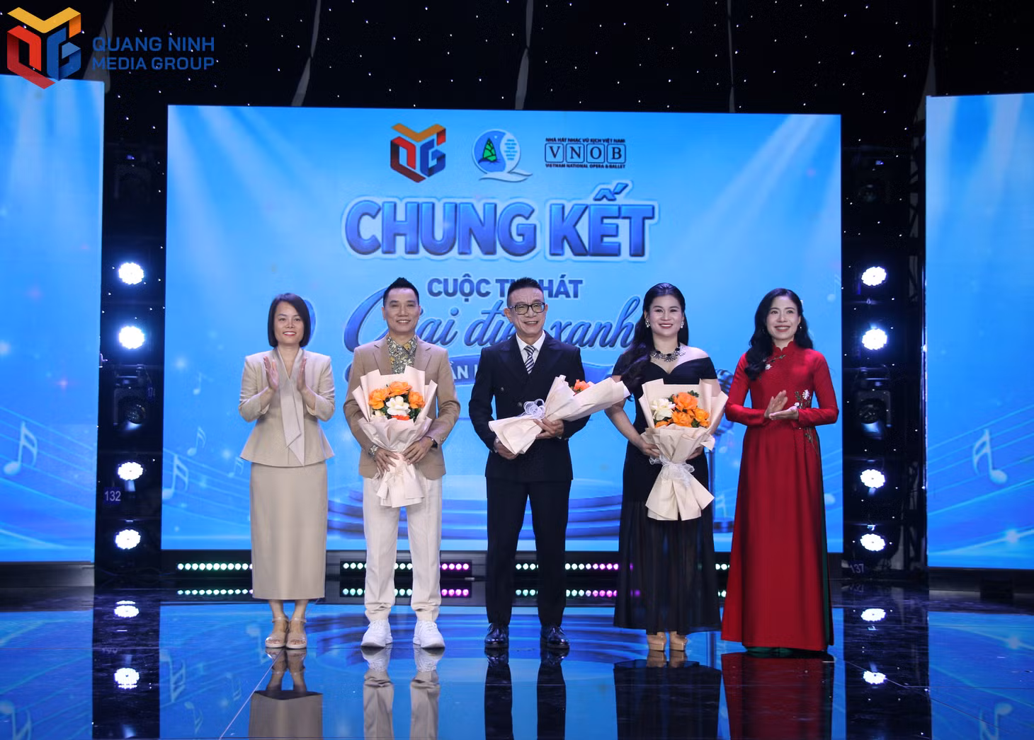 Đồng chí Bùi Thị Thu Hương, Phó Giám đốc Báo và phát thanh, truyền hình Quảng Ninh và bà Bùi Thị Vân Anh, Giám đốc Cung Văn hóa Thanh thiếu nhi TP Quảng Ninh, Trưởng Ban tổ chức tặng hoa cho các thành viên Ban giám khảo.