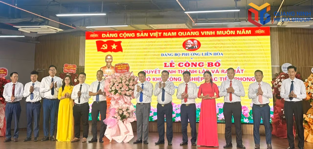 bqn_tr_btv-dang-uy-phuong-tang-hoa-chuc-mung-chi-bo.jpg
