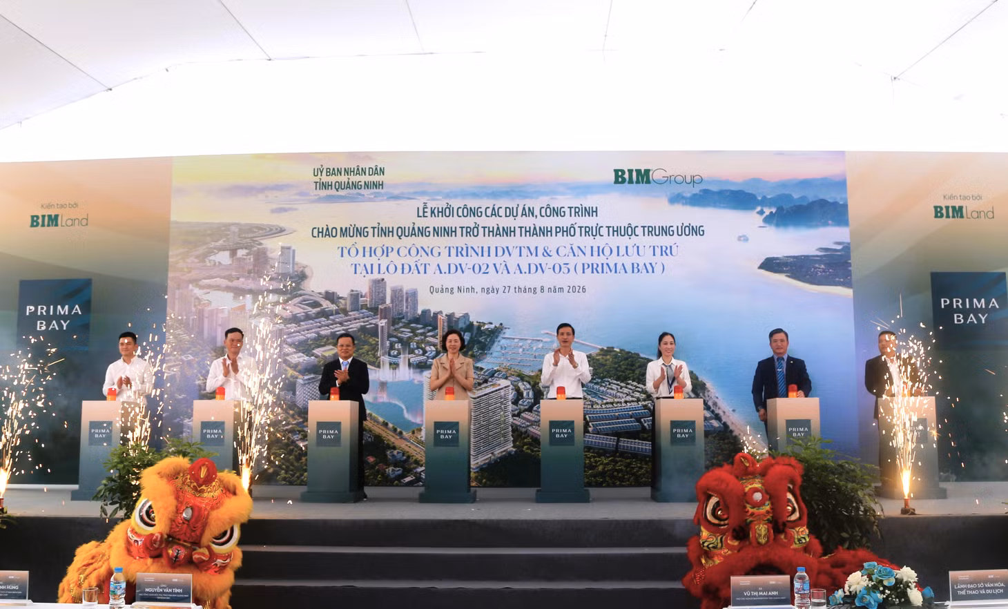 Các đại biểu thực hiện nghi thức nhấn nút khởi công dự án.