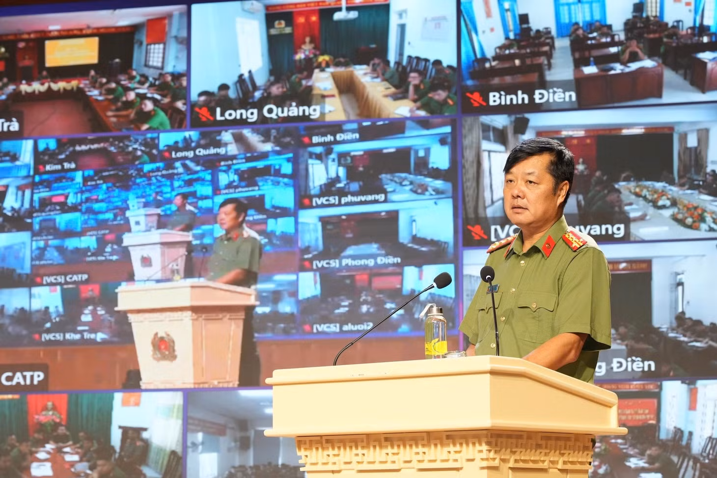 Tại hội nghị sơ kết công tác quý III và 9 tháng đầu năm 2026, Giám đốc Công an TP Huế yêu cầu Công an các đơn vị, địa phương cần triển khai quyết liệt, đồng bộ các giải pháp, tăng cường tuần tra, kiểm soát, xử lý nghiêm các hành vi vi phạm, nhất là tình trạng xe quá khổ, quá tải, thanh thiếu niên vi phạm pháp luật...