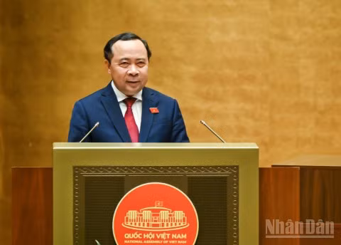 Bộ trưởng Khoa học và Công nghệ Vũ Hải Quân, thừa ủy quyền của Thủ tướng Chính phủ, trình bày Tờ trình về dự án Luật sửa đổi, bổ sung một số điều của Luật Đo lường. (Ảnh: DUY LINH)