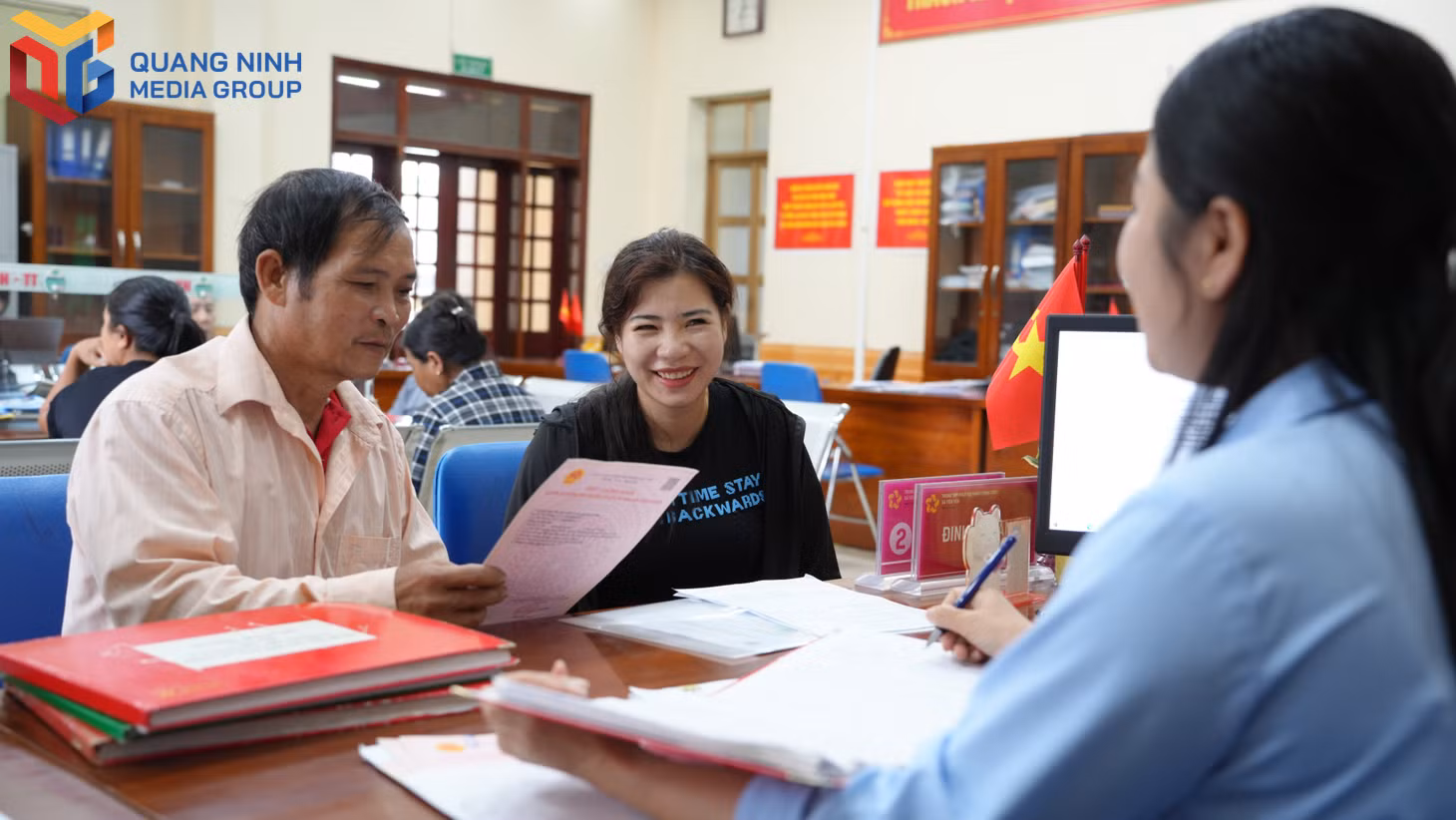 bqn_tl_anh-2-nguoi-dan-hai-long-khi-den-thuc-hien-cac-thu-tuc-hanh-chinh-tai-trung-tam-phuc-vu-hanh-chinh-cong-xa.jpg