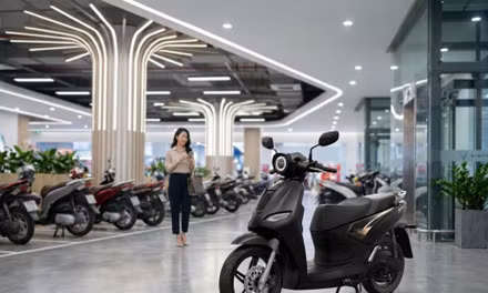 Ứng dụng VinFast e-Scooter hỗ trợ xác định vị trí Kyo tại khu vực đông phương tiện.