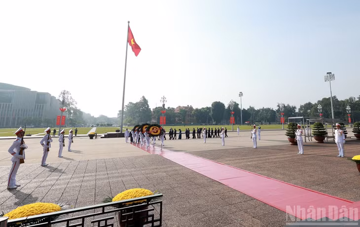 Đoàn đại biểu Ban Chấp hành Trung ương Đảng, Chủ tịch nước, Quốc hội, Chính phủ đặt vòng hoa và vào Lăng viếng Chủ tịch Hồ Chí Minh.