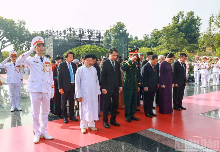 Đoàn đại biểu Ủy ban Trung ương Mặt trận Tổ quốc Việt Nam tưởng niệm các Anh hùng liệt sĩ.