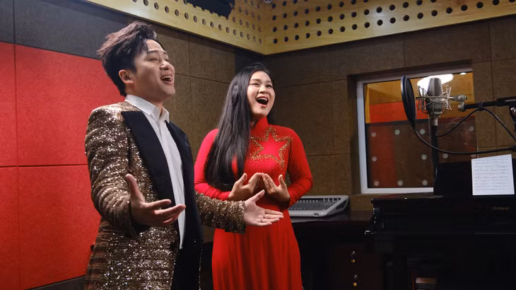 Ca sĩ Tùng Dương và Đào Tố Loan trong phòng thu cho MV. (Ảnh: NVCC)
