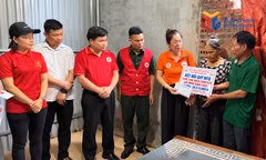 Trao 103 triệu đồng hỗ trợ gia đình nạn nhân tai nạn giao thông có hoàn cảnh khó khăn