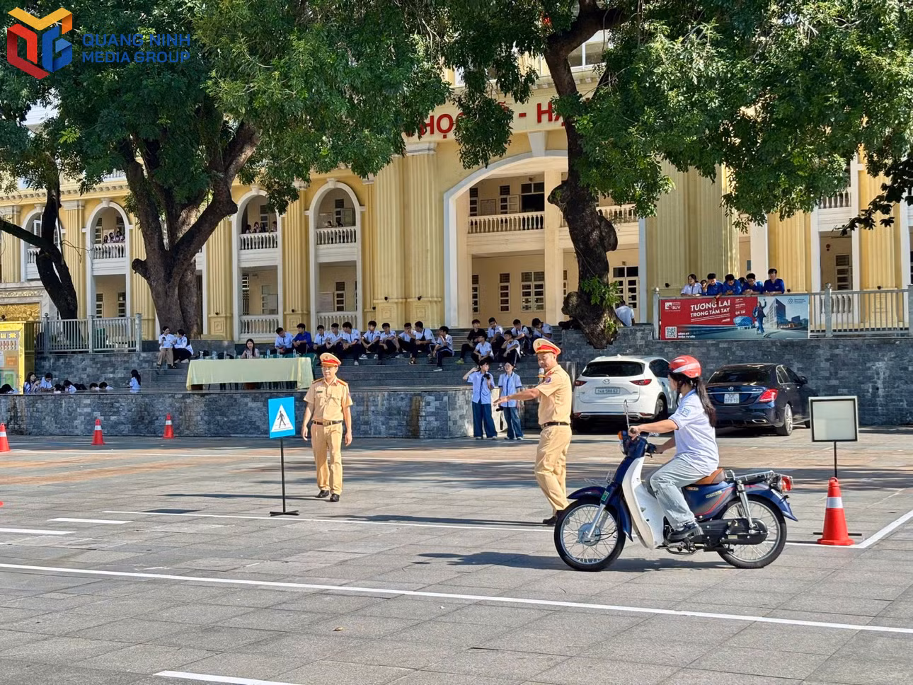 bqn_tl_huong-dan-cac-em-hoc-sinh-thuc-hanh-lai-xe-gan-may-tren-sa-hinh-2-1.jpg