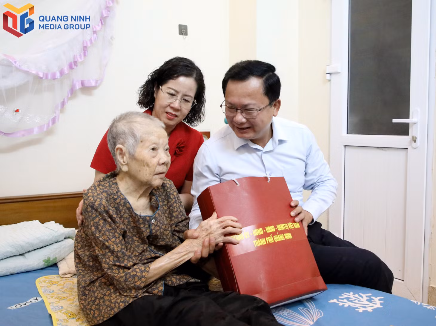 Đồng chí Cao Tường Huy, Ủy viên Ban Thường vụ Thành ủy, Bí thư Đảng ủy, Chủ tịch HĐND đặc khu Vân Đồn, trao tặng quà của Thành ủy - HĐND - UBND - Ủy ban MTTQ thành phố cho cụ Phạm Thị Nhàn. Đồng chí Cao Tường Huy, Ủy viên Ban Thường vụ Thành ủy, Bí thư Đảng ủy, Chủ tịch HĐND đặc khu Vân Đồn, trao tặng quà của Thành ủy - HĐND - UBND - Ủy ban MTTQ thành phố cho cụ Phạm Thị Nhàn.
