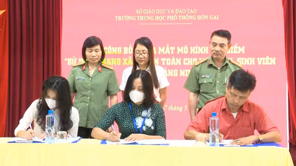 Đại diện nhà trường, phụ huynh và học sinh ký cam kết triển khai thực hiện thí điểm mô hình.