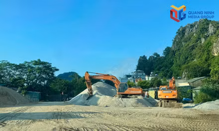 Hoạt động bốc xếp, trung chuyển vật liệu xây dựng tại khu vực cảng Cái Rồng.