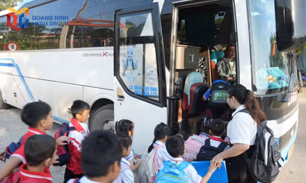 Gỡ nỗi lo đưa đón học sinh vùng xa đến trường