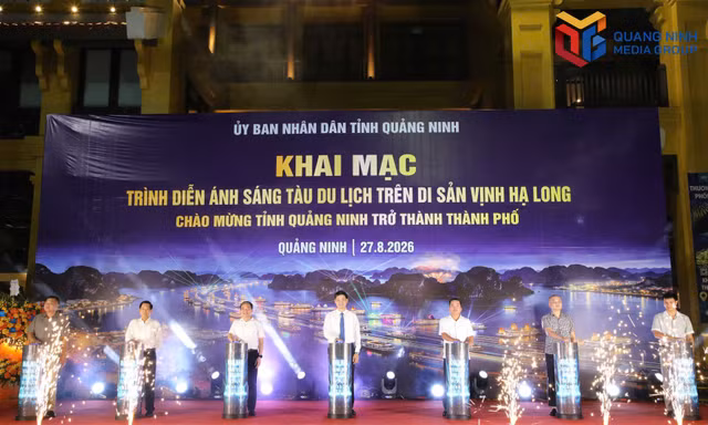 Khai mạc Chương trình trình diễn ánh sáng tàu du lịch trên Di sản vịnh Hạ Long