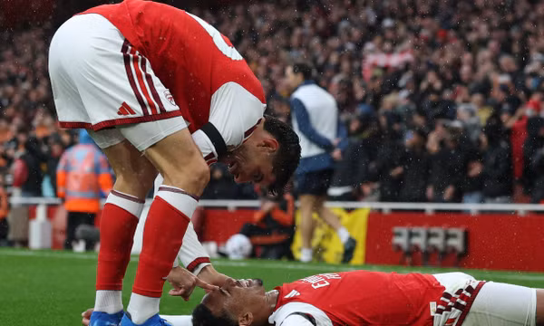 Man City thua Aston Villa, Arsenal áp sát ngôi đầu Ngoại hạng Anh