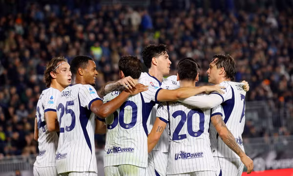 Hai bàn phản lưới nhà giúp Inter Milan hạ Venezia 2-0, AC Milan thua Bologna 2-4