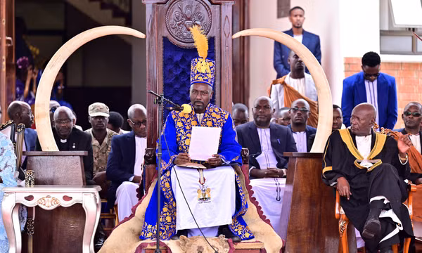 Nhà báo truyền hình được phong làm vua vương quốc truyền thống ở Uganda