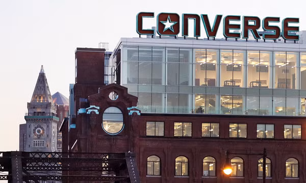 Converse xin lỗi và gỡ quảng cáo giày thể thao bị chỉ trích gợi hình ảnh phân biệt chủng tộc