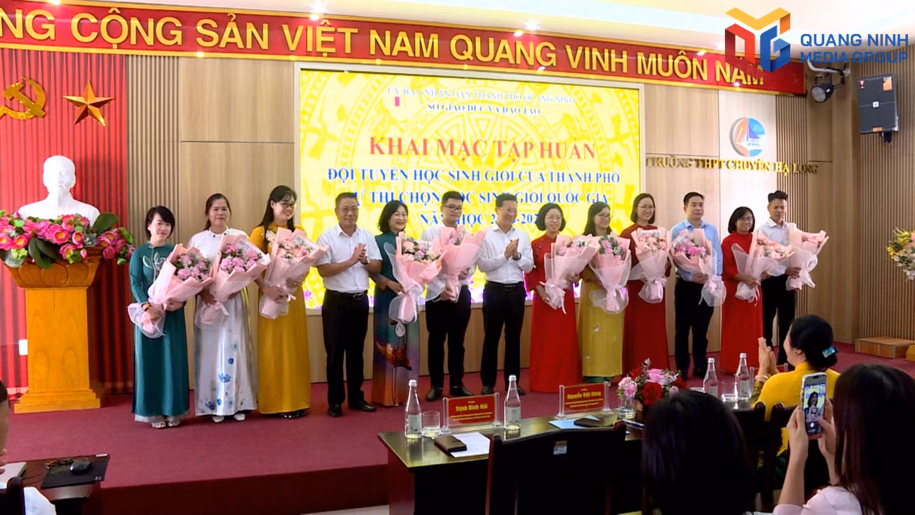 Lãnh đạo Sở Giáo dục và Đào tạo thành phố Quảng Ninh tặng hoa cho các giáo viên tham gia lãnh đội, bồi dưỡng đội tuyển học sinh giỏi quốc gia.