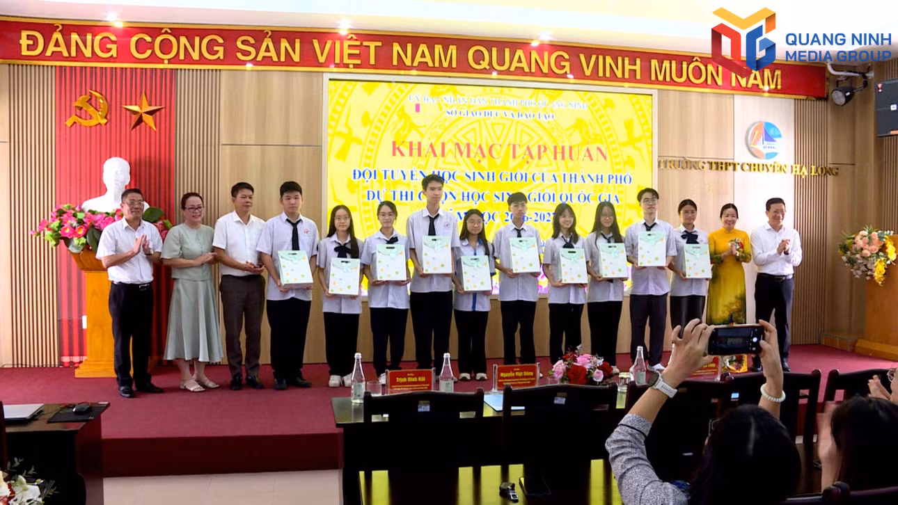 bqn_tr_tang-qua-hoc-sinh.jpg