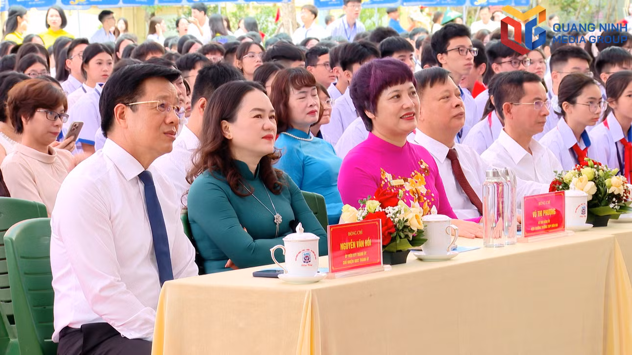 Các đại biểu dự lễ khai giảng.