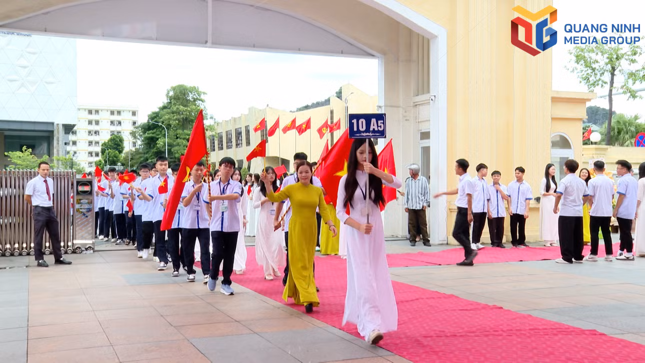 Nghi thức chào đón các em học sinh vào lớp 10, Trường THPT Hòn Gai.