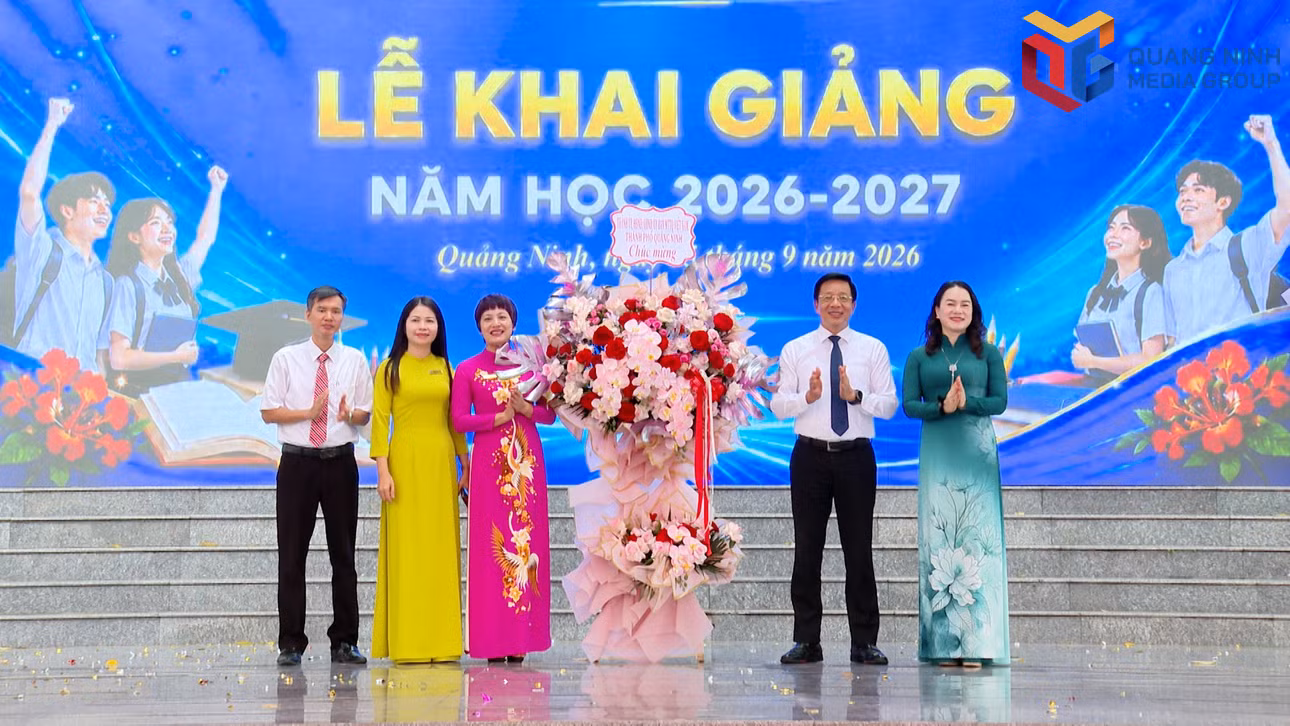 Đồng chí Nguyễn Văn Hồi, Ủy viên Ban Thường vụ, Chủ nhiệm Ủy ban Kiểm tra Thành ủy, tặng hoa chúc mừng thầy, trò Trường THPT Hòn Gai nhân dịp năm học mới.