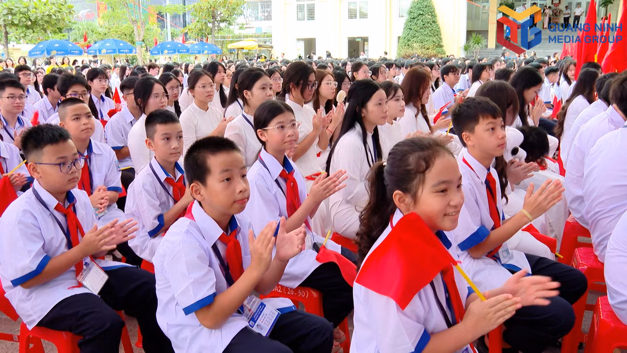 Học sinh Trường THPT Hòn Gai hân hoan chào đón năm học mới.